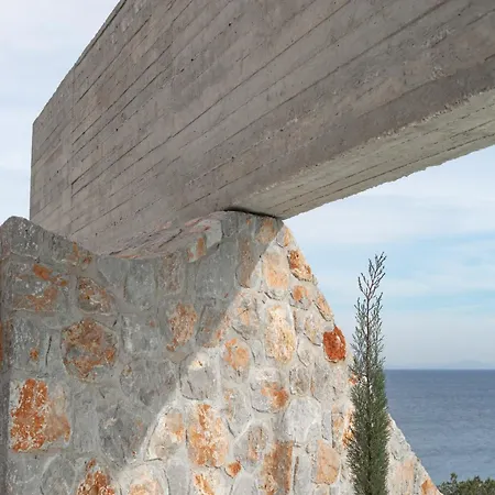 Villa Laspi / Petres