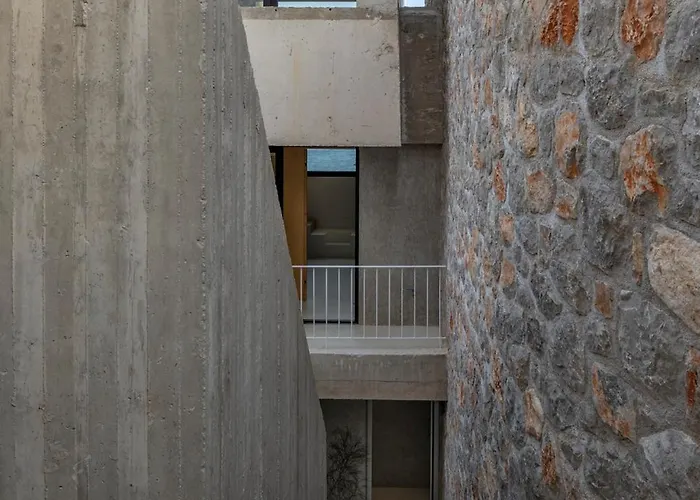 Villa Laspi / Petres *